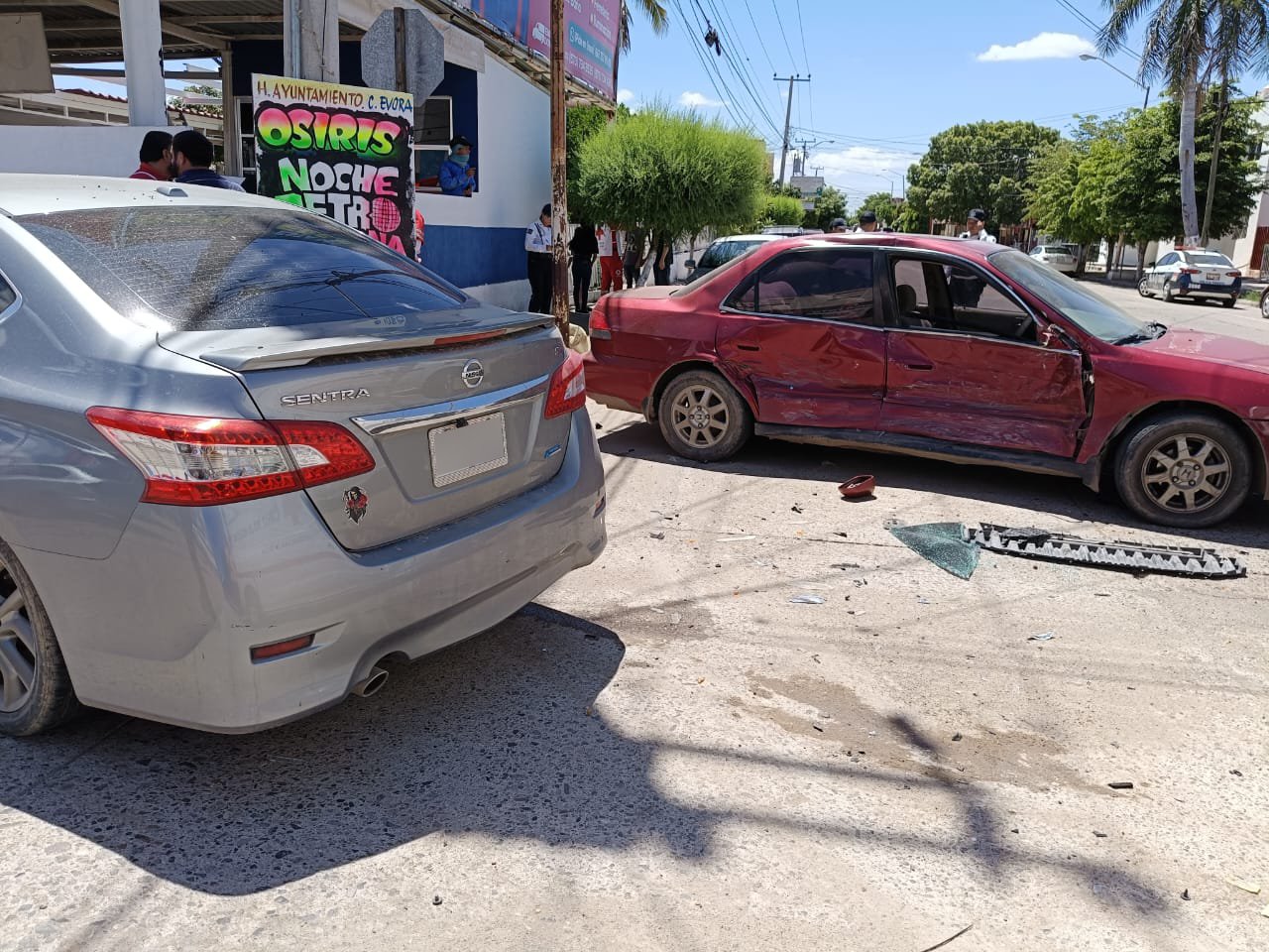 Choque entre Nissan Sentra y Honda Accord