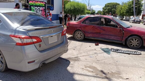 Se impactan dos vehículos en la esquina de Matamoros y Rosales en Guamúchil