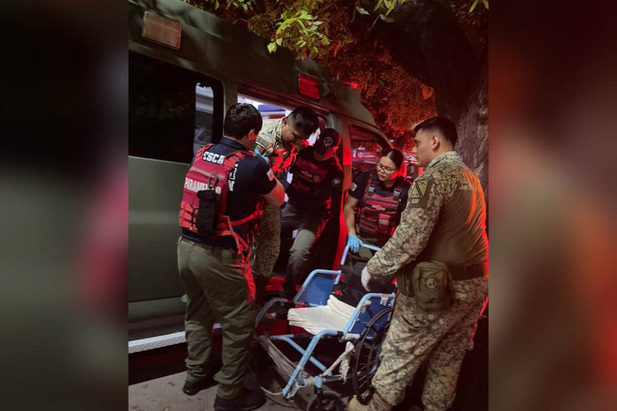 Militares atendiendo personal lesionado en choque