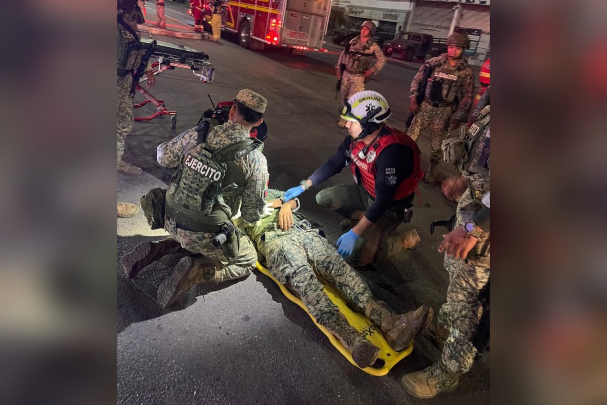 Militares atendiendo personal lesionado en choque