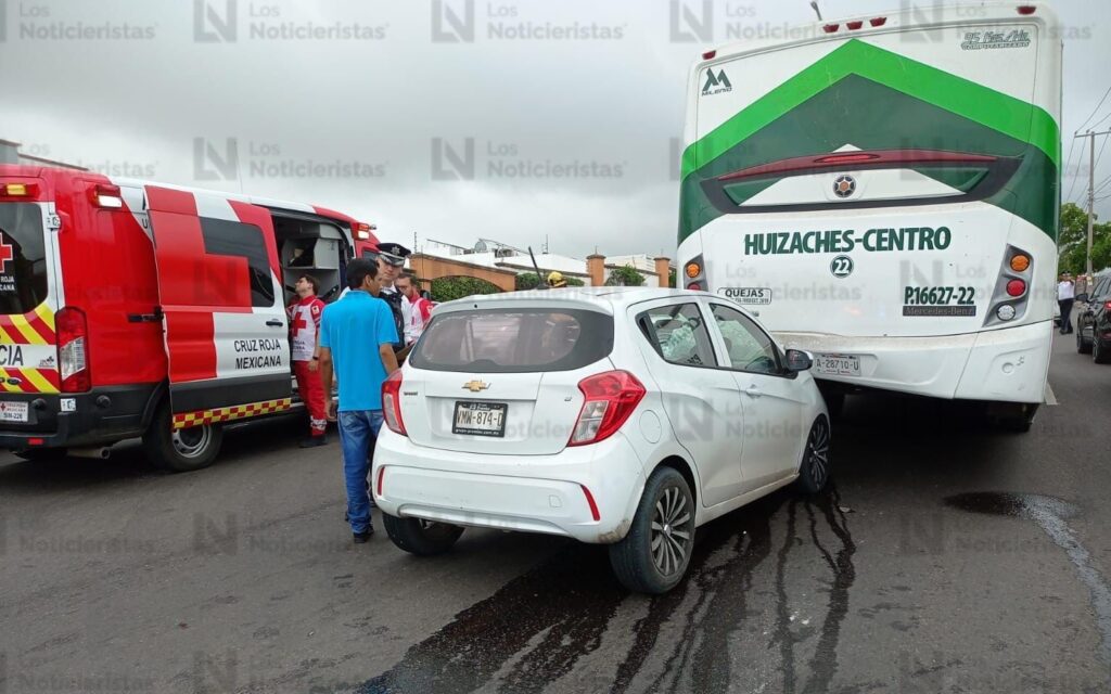 Chevrolet Spark color blanco de modelo reciente estrellado en la parte trasera de un camión