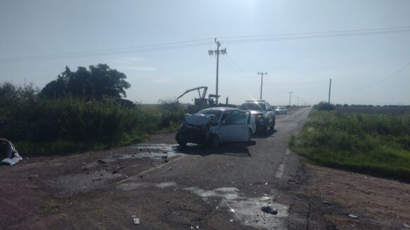 Choque por alcance en Ruiz Cortines, Guasave, Sinaloa deja un lesionado y un tractor abandonado