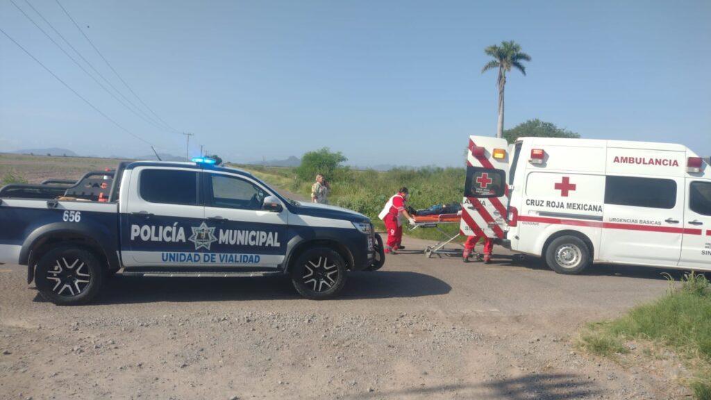 Unidad de vialidad de Guasave y paramédicos de Cruz Roja en servicio