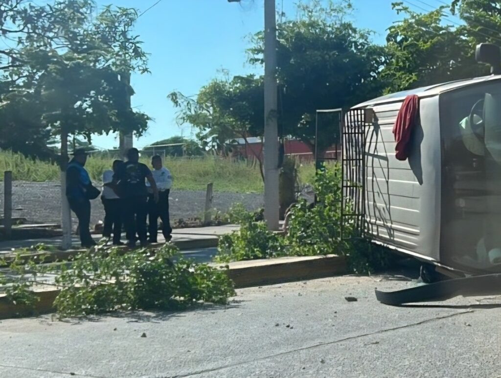 Vagoneta volcada tras accidente en La Cruz de Elota, Sinaloa