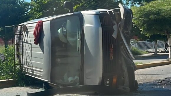 Accidente en bulevar Benito Juárez, en la Cruz, Elota, Sinaloa, deja dos lesionados, uno de gravedad