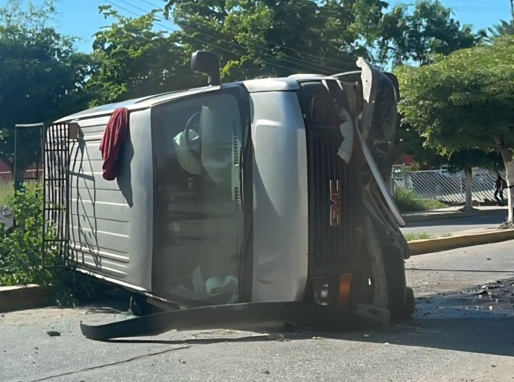Vagoneta volcada tras accidente en La Cruz de Elota, Sinaloa