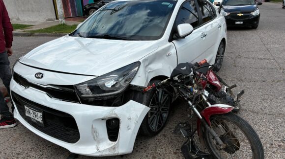 Familia que viajaba en una motocicleta resultan lesionados tras ser embestidos por un vehículo en Los Mochis, Sinaloa