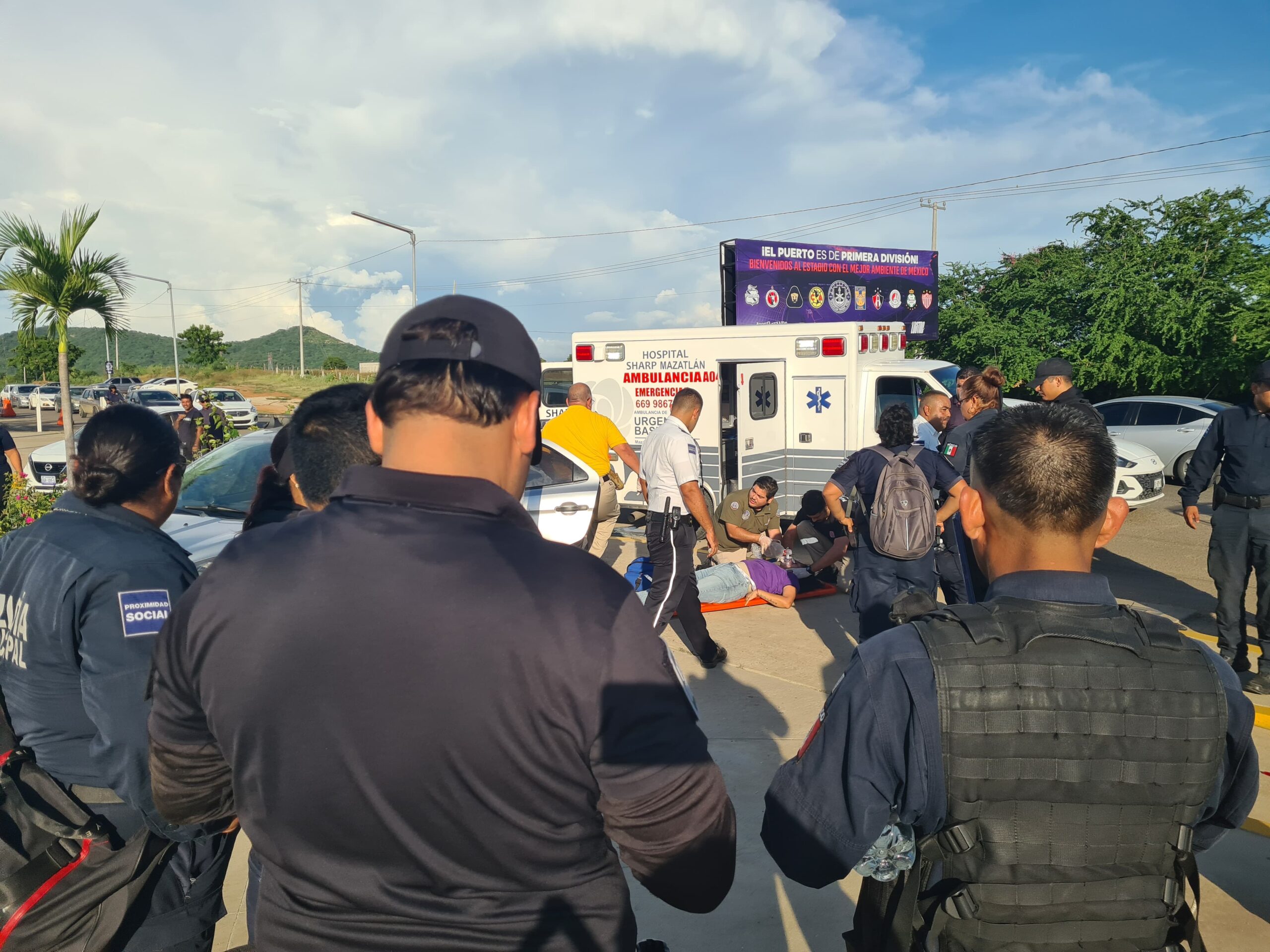 Choque deja 11 lesionados, entre ellos policías municipales de Mazatlán, frente a estadio de futbol