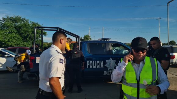 Choque frente a estadio de futbol deja 11 lesionados, la mayoría policías municipales de Mazatlán, Sinaloa