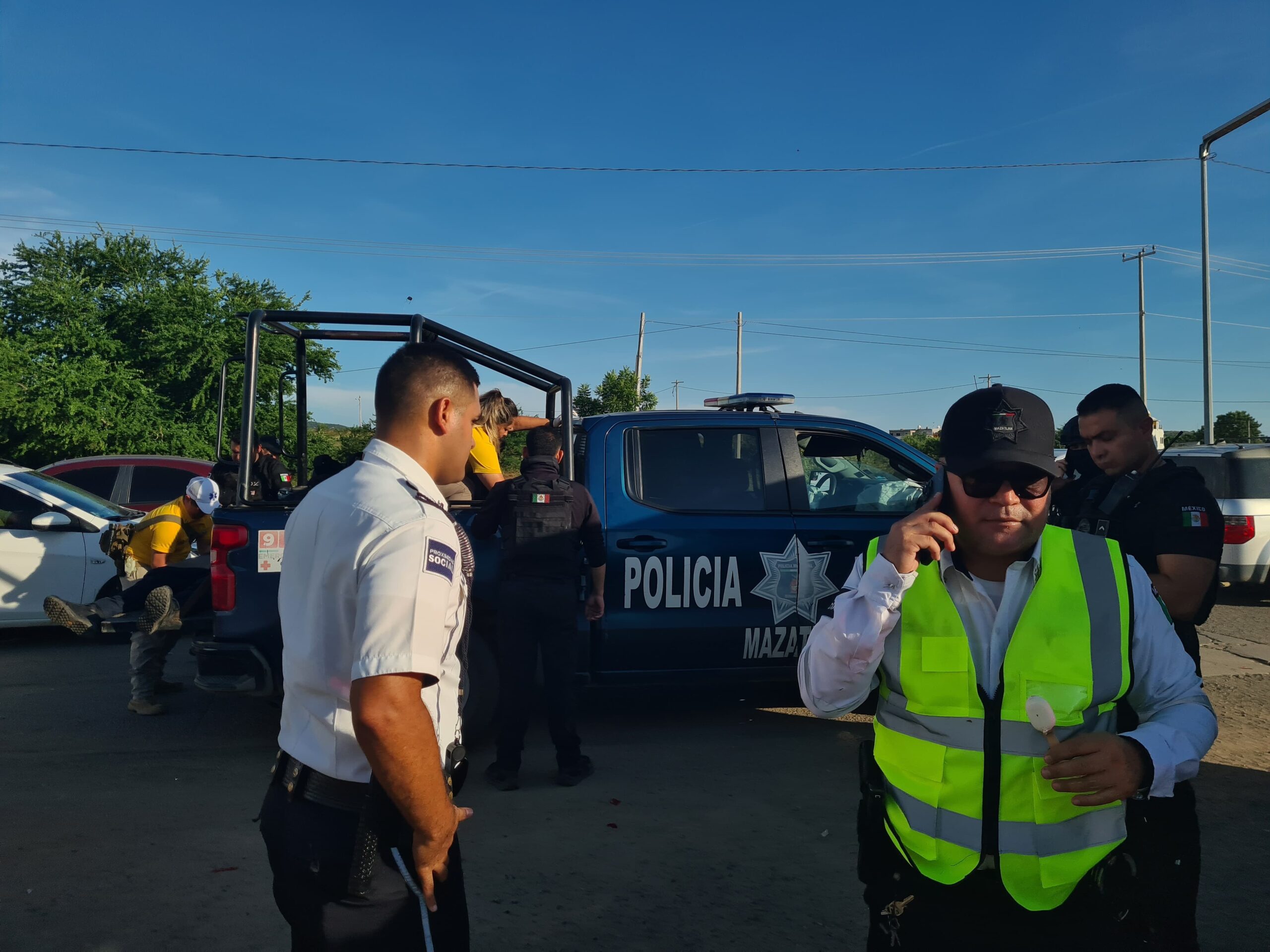 Choque deja 11 lesionados, entre ellos policías municipales de Mazatlán, frente a estadio de futbol