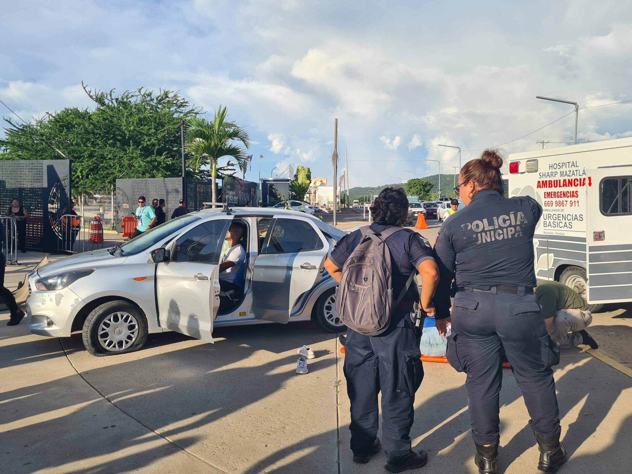 Choque deja 11 lesionados, entre ellos policías municipales de Mazatlán, frente a estadio de futbol