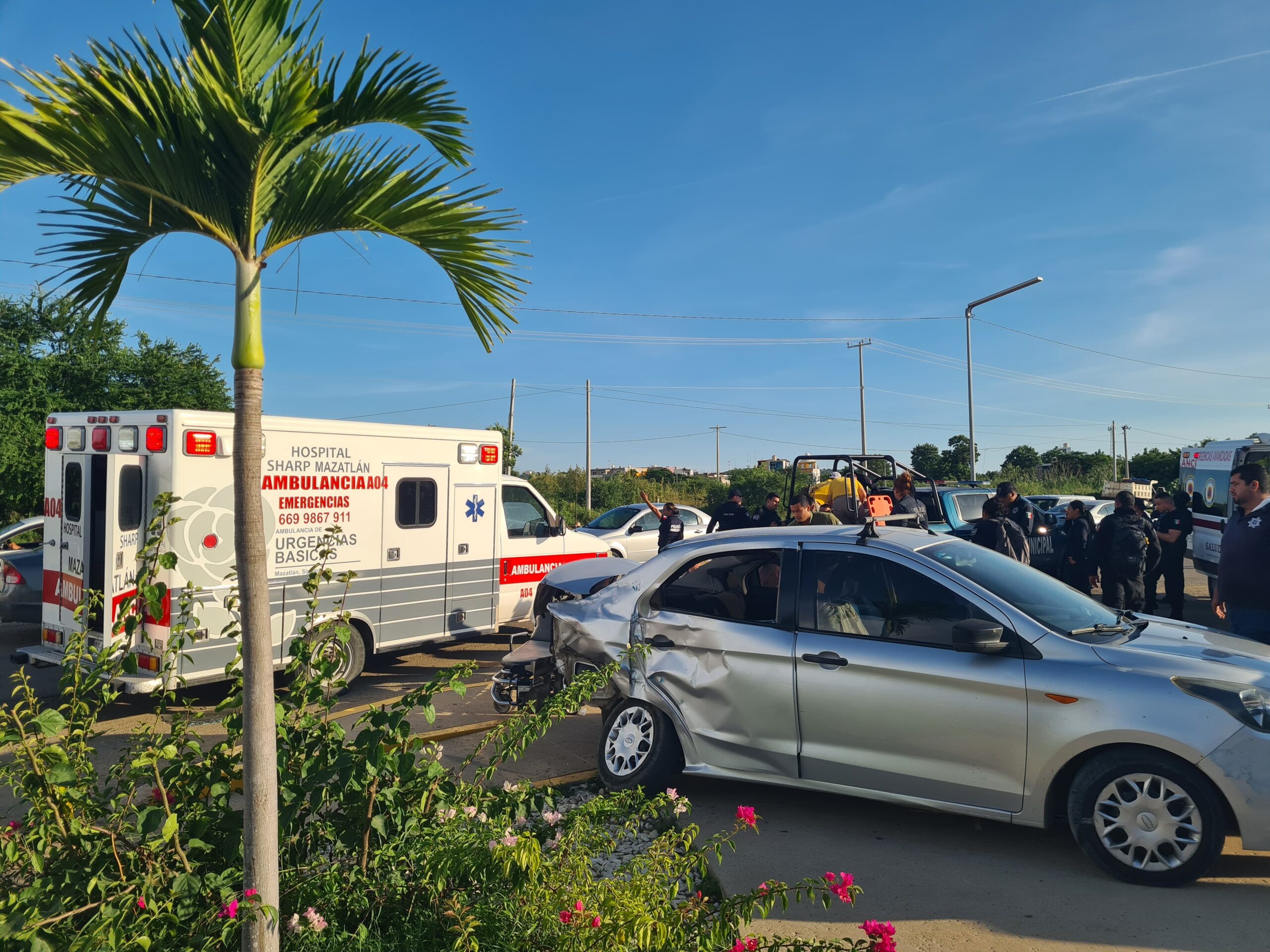 Choque deja 11 lesionados, entre ellos policías municipales de Mazatlán, frente a estadio de futbol