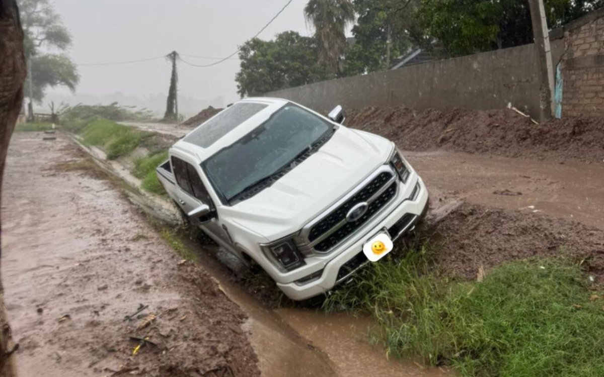 camioneta derrapa y cae a canal pluvial