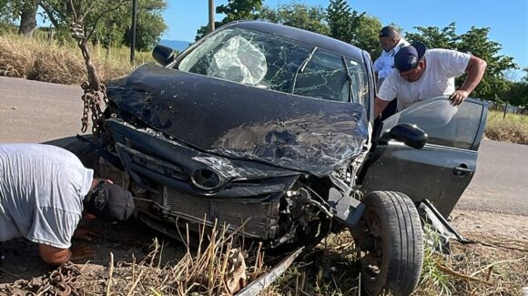 Dos mujeres resultan lesionadas tras aparatoso accidente en El Carrizo, Ahome, Sinaloa