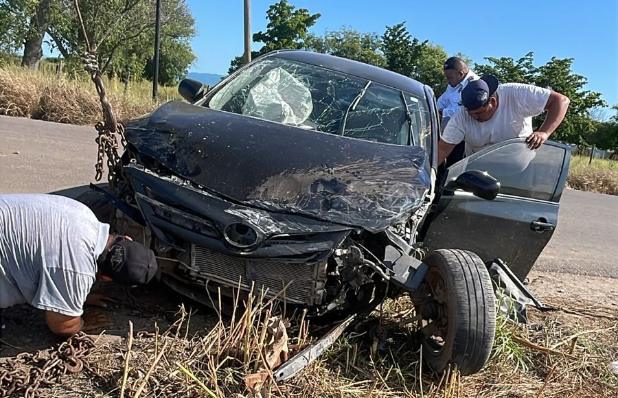 Carro siniestrado tras accidente en El Carrizo, Ahome, Sinaloa