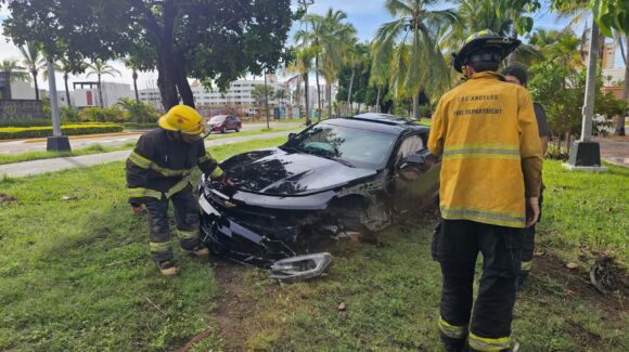 Se le sale la rueda y termina sobre camellón central: accidente en Cerritos, Mazatlán, Sinaloa deja dos lesionados
