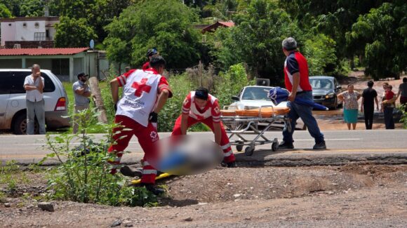 Motociclista resulta lesionado tras ser embestido en la México 15 y el ejido Flor Azul, Ahome