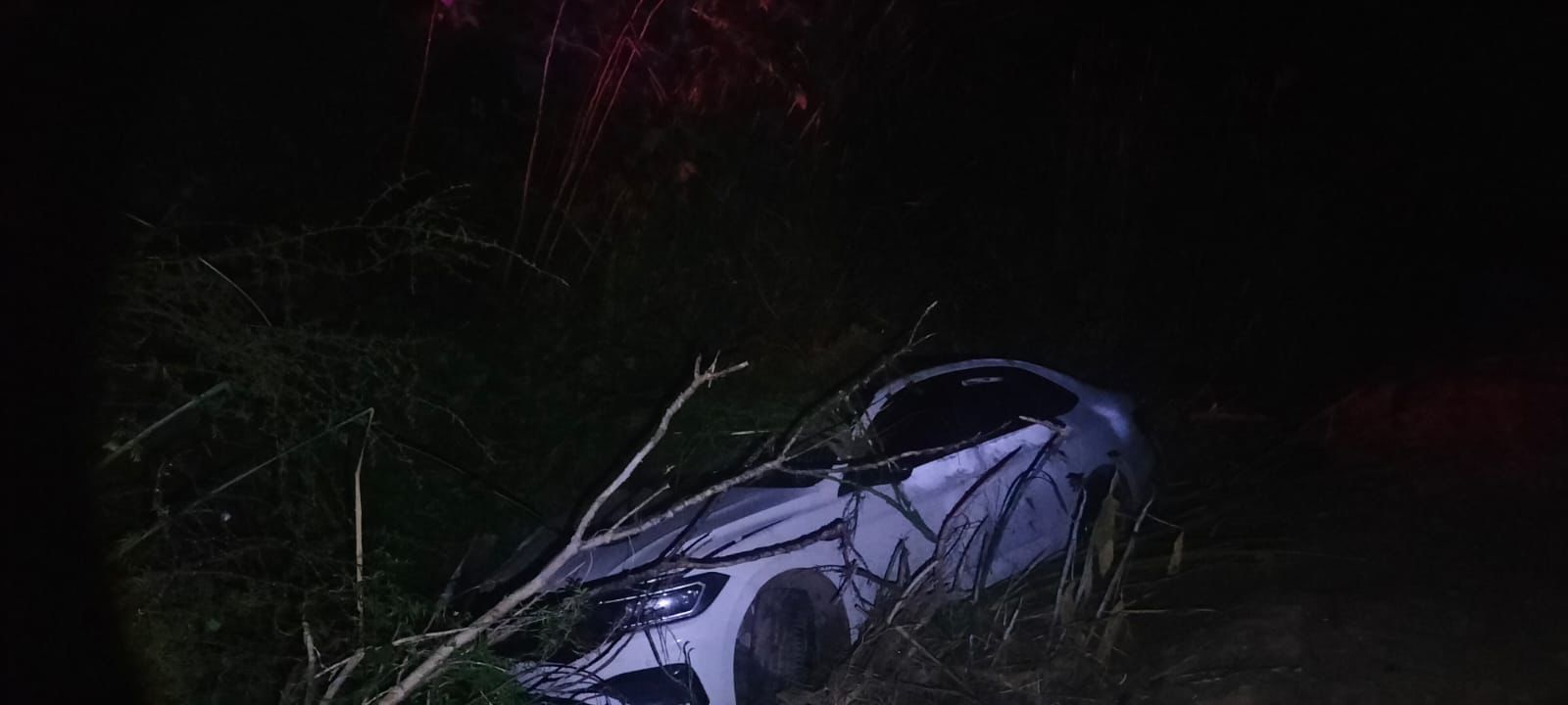 Auto accidentado tras salirse del camino en Guasave