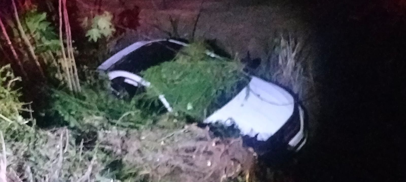 Auto accidentado tras salirse del camino en Guasave