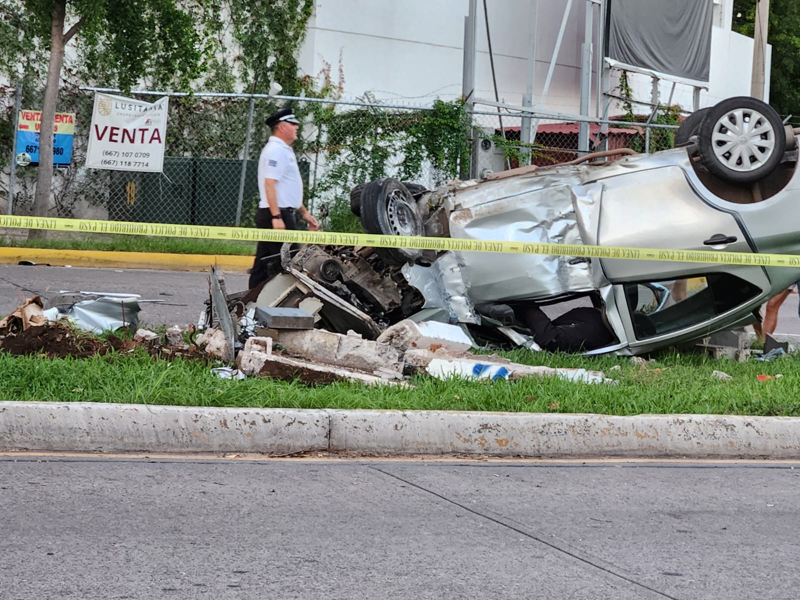 Auto volcado obre el Malecón Nuevo en Culiacán, Sinaloa