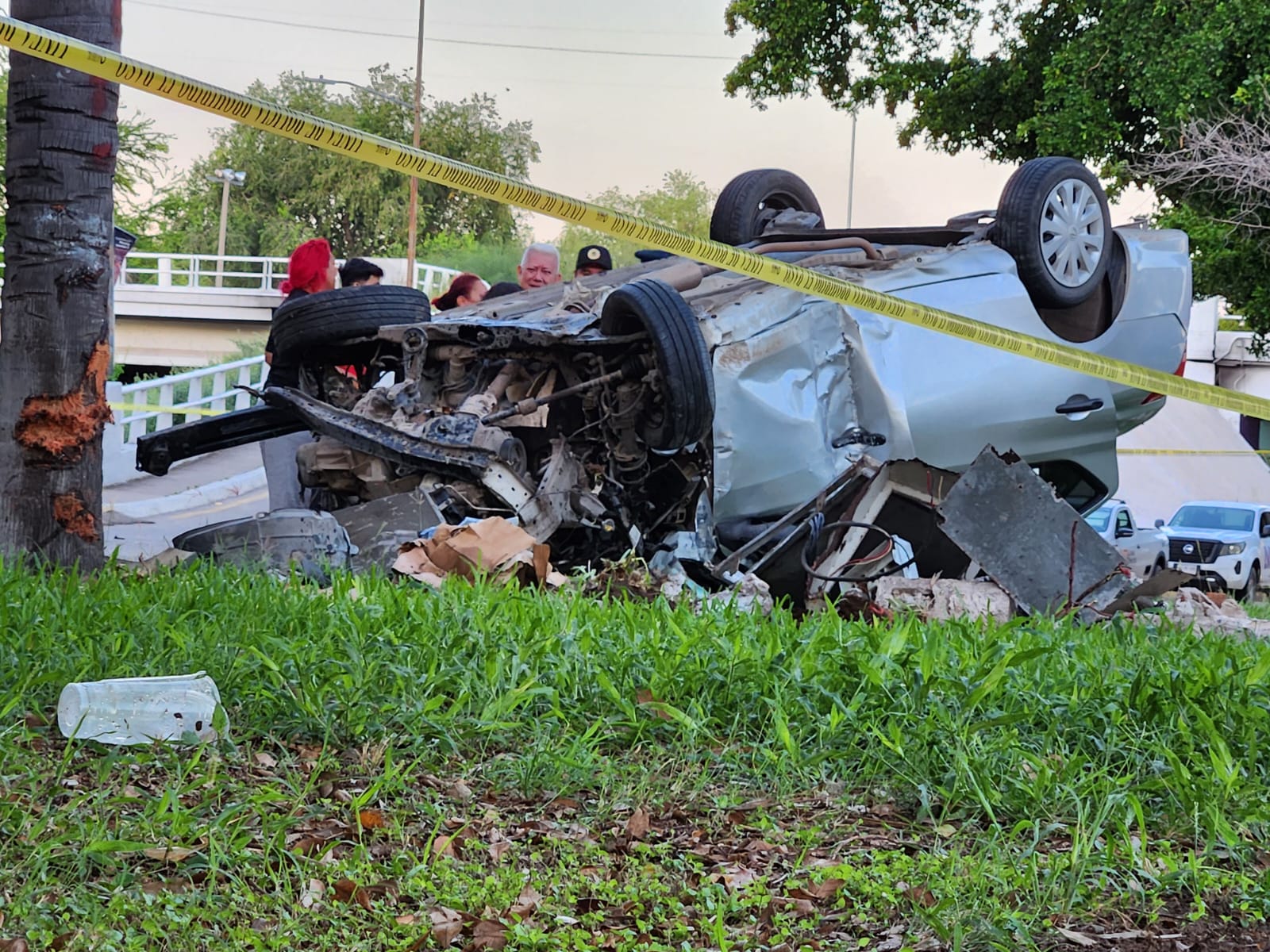 Auto volcado sobre el Malecón Nuevo en Culiacán, Sinaloa