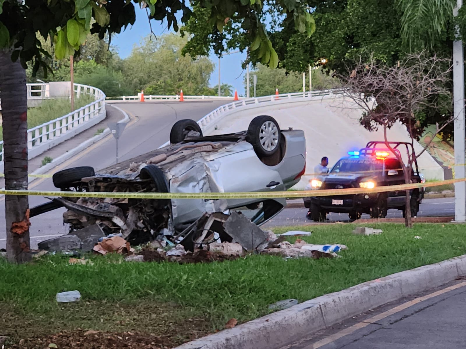Auto volcado obre el Malecón Nuevo en Culiacán, Sinaloa