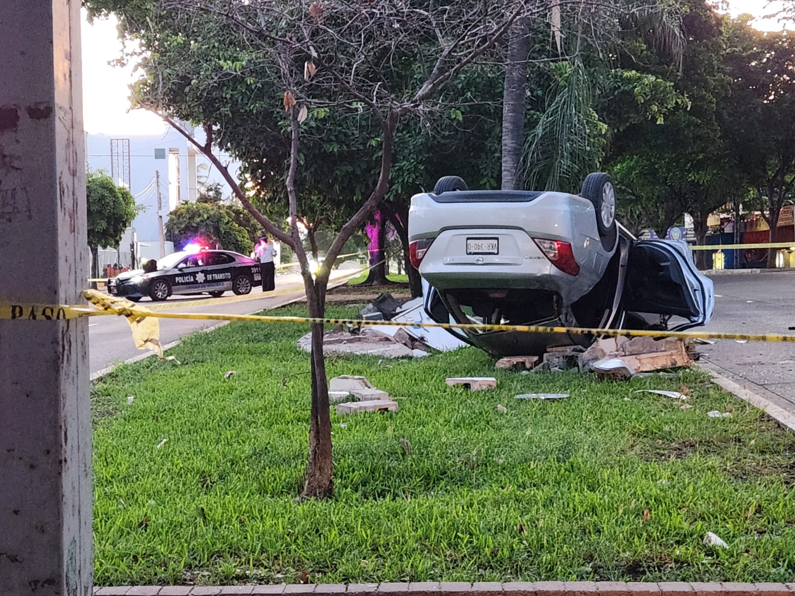 Auto volcado obre el Malecón Nuevo en Culiacán, Sinaloa