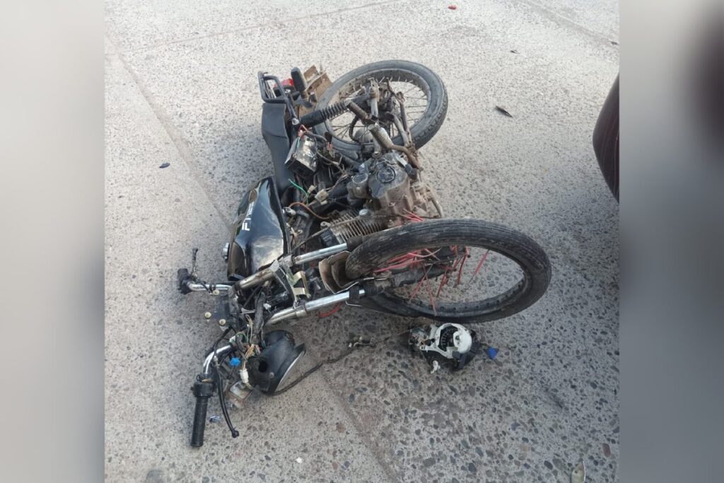 Motocicleta tirada en el pavimento