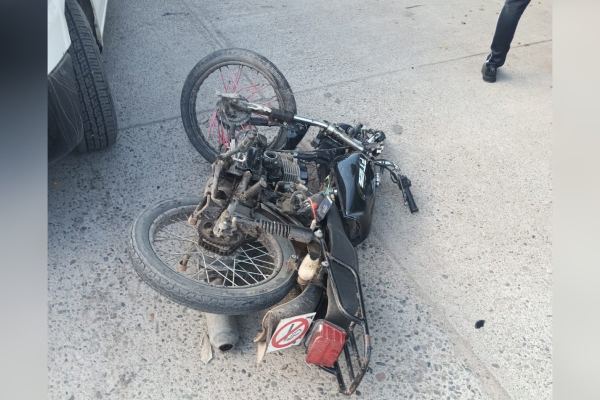 Motocicleta tirada en el pavimento