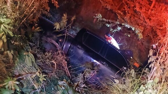 Pareja termina lesionada al sufrir ya salida de camino en Guasave, Sinaloa