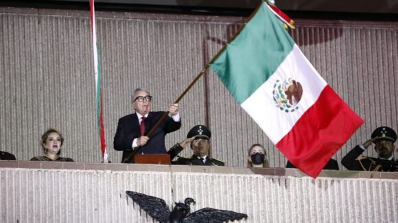 “¡Viva la presidenta Claudia Sheinbaum! ¡Viva Sinaloa!”: encabeza Rocha Grito de Independencia en Culiacán