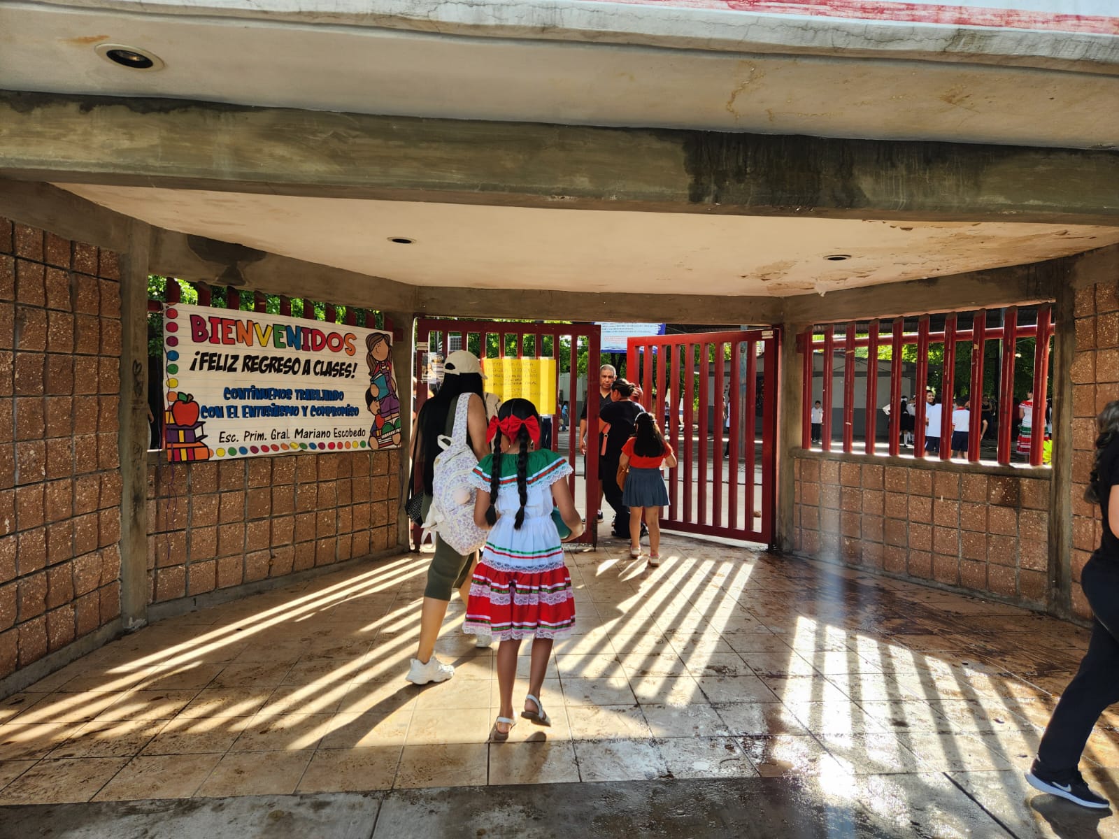 adelita y charros acuden a clases este lunes quince de septiembre
