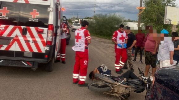 Adolescente choca en una moto contra camioneta en carretera de Guasave, Sinaloa