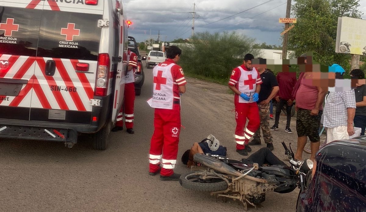 Paramédicos de Cruz Roja auxilian al menor herido en choque en Guasave