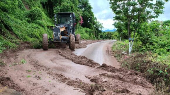 Deslaves y azolvamientos afectan caminos en Rosario, Sinaloa, tras intensas lluvias