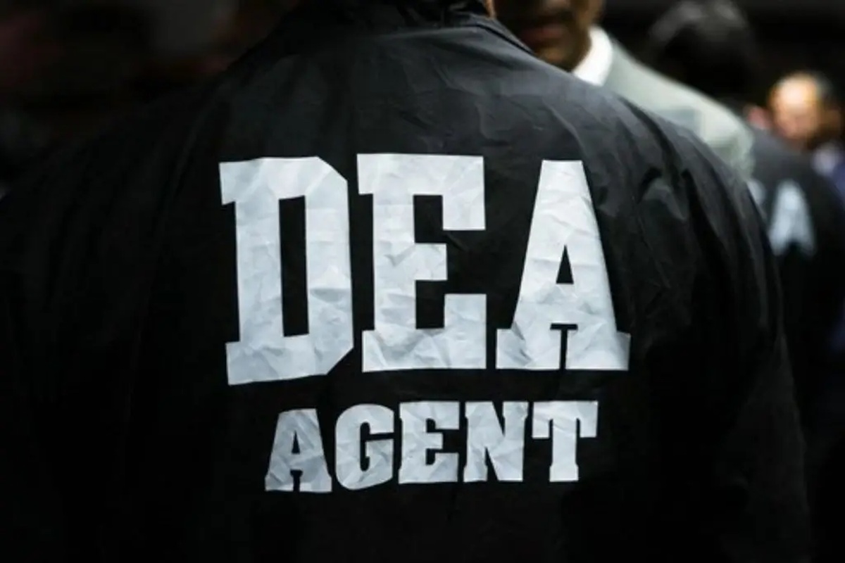 Agente de la DEA de espaldas