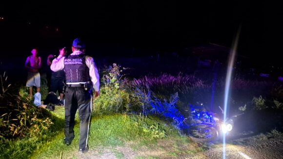 Dos jóvenes resultaron lesionados al derrapar en su moto por carretera de Guasave