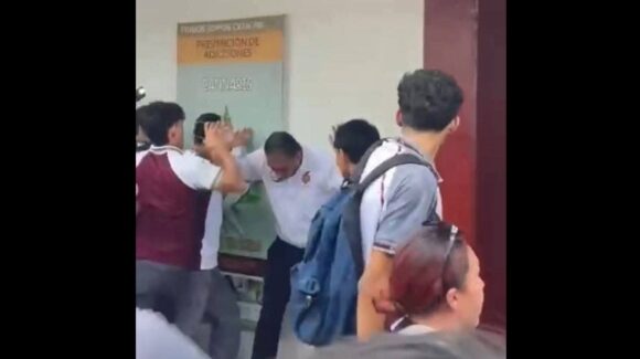 Video: Estudiantes agreden a maestro acusado de acoso sexual en Tamaulipas; suspenden clases
