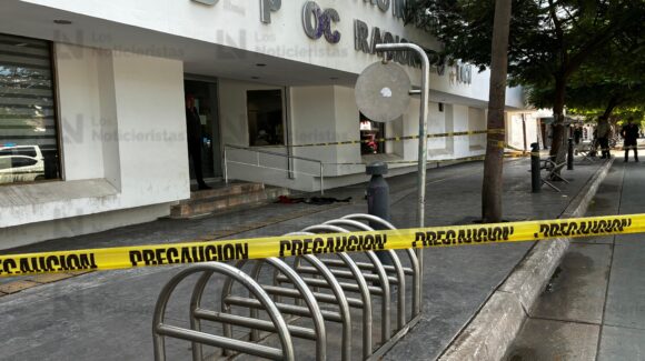 Presunta víctima de robo atacó con arma blanca a su asaltante justo en la Vicefiscalía en Los Mochis, Sinaloa; está detenido también