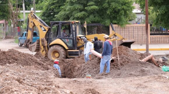“Las obras deben estar bien hechas”, alcaldesa de Guasave supervisa pavimento y banquetas en Bamoa