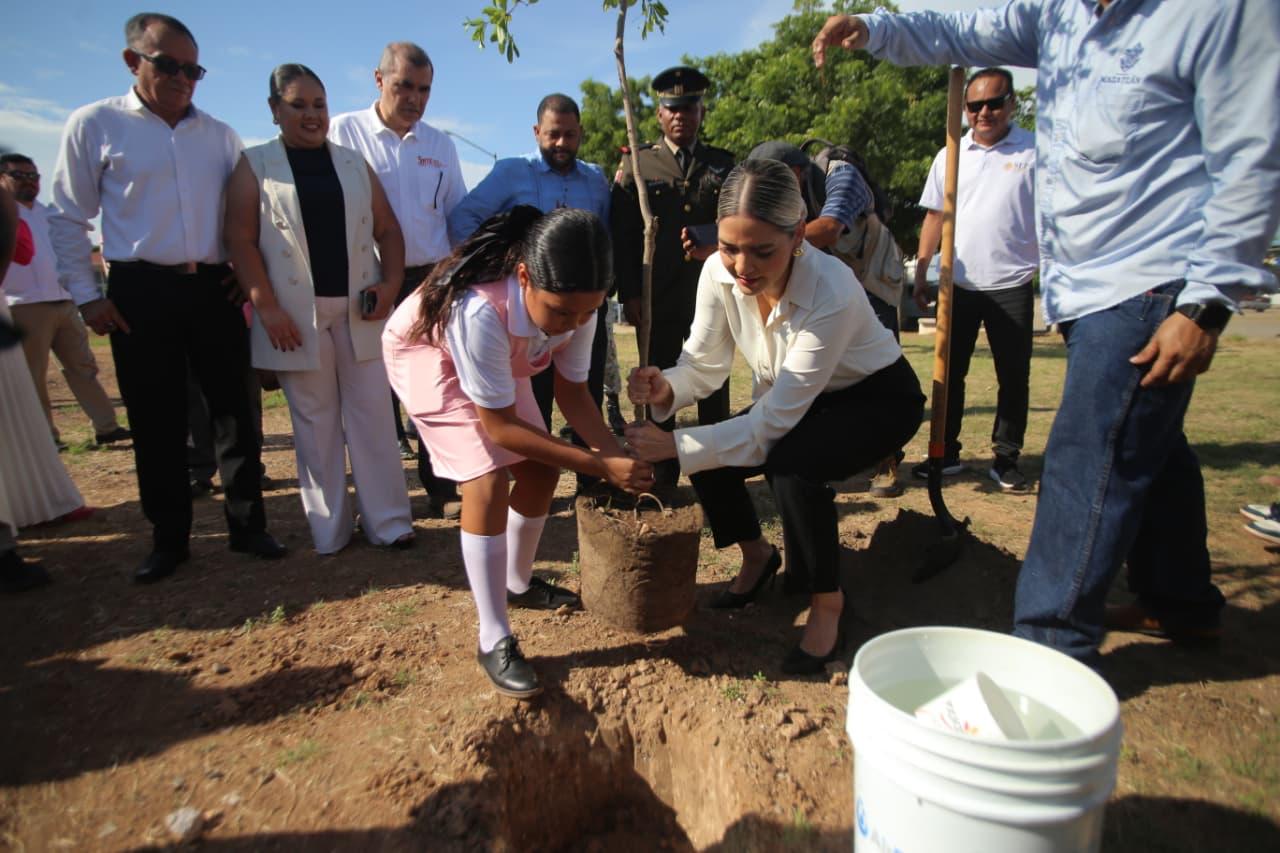 alcaldeza de mazatlan entrega cancha de usos multiples en secundaria arboles