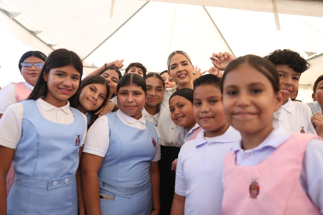 alcaldeza de mazatlan entrega cancha de usos multiples en secundaria estudiantes
