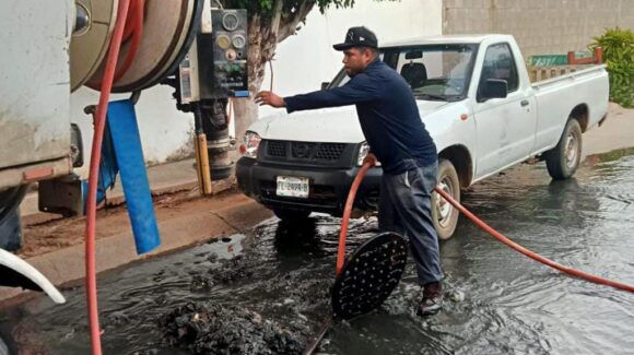 Toallitas húmedas colapsan drenaje en Mazatlán; Jumapam atiende nuevo derrame en Real Pacífico