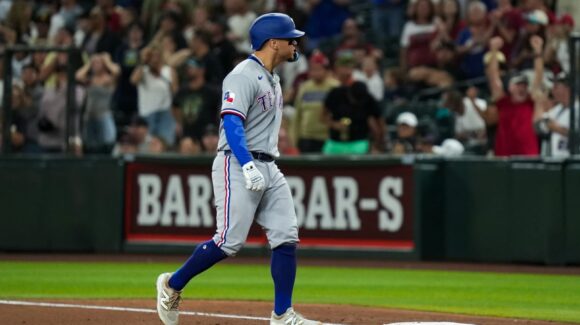 El sinaloense Alejandro Osuna le da el triunfo a los Rangers de Texas