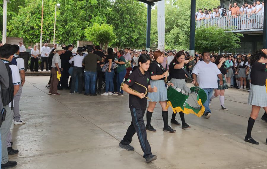 alumnos del cobaes 14 de estacion bamoa homenaje