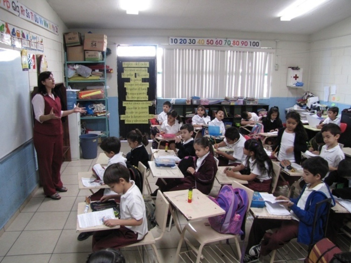 Niños tomando clases. Foto temática
