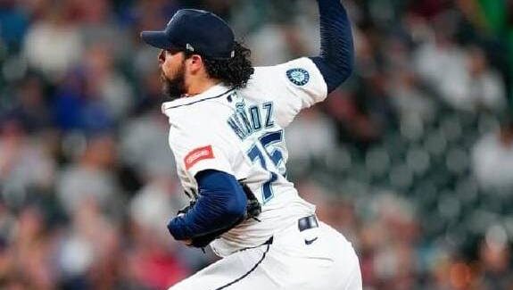 Andrés Muñoz brilla con su recta de fuego y alcanza 33 salvamentos en la temporada