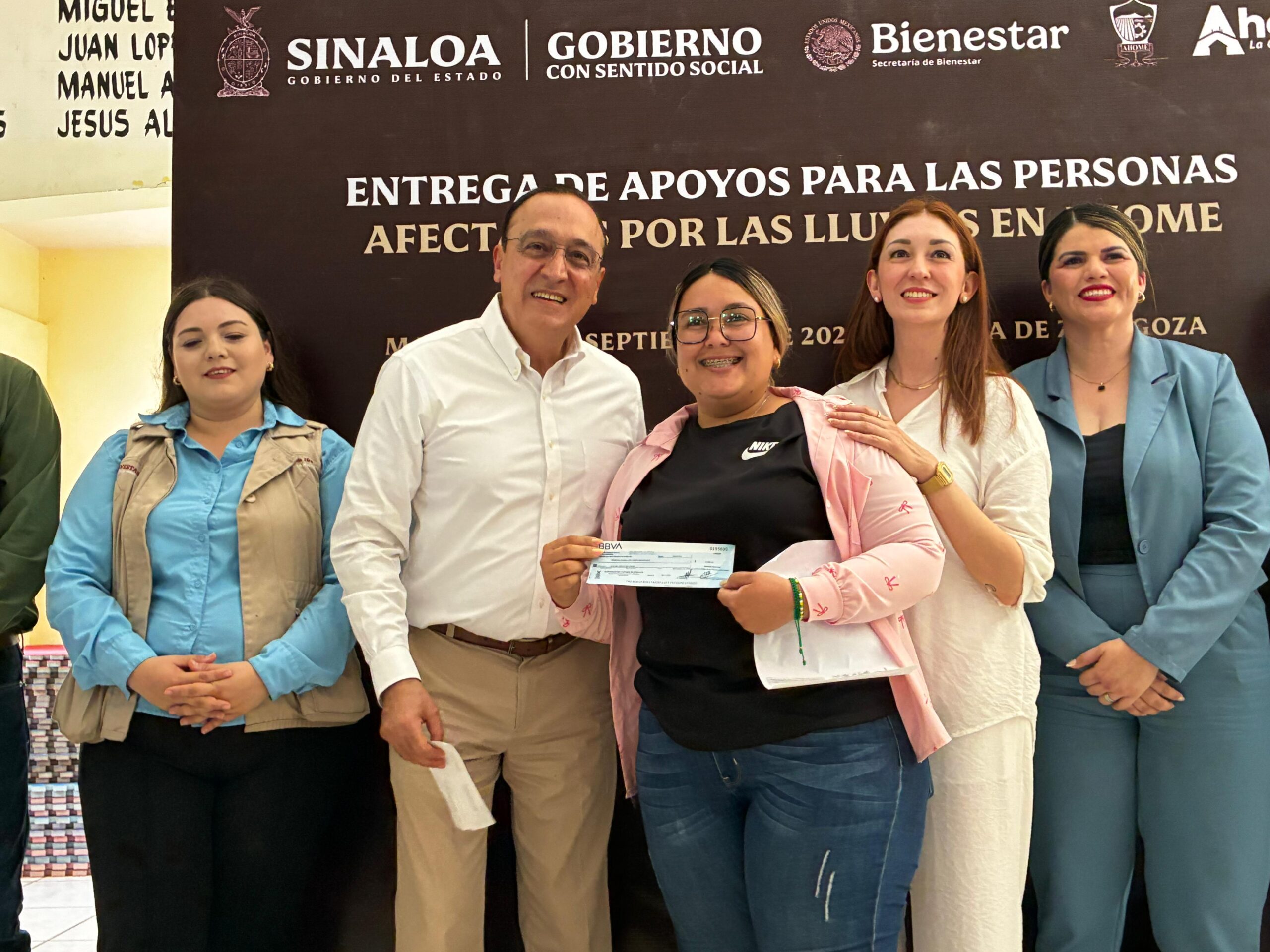 Antonio Menéndez en la entrega de apoyos para los damnificados por Lorena