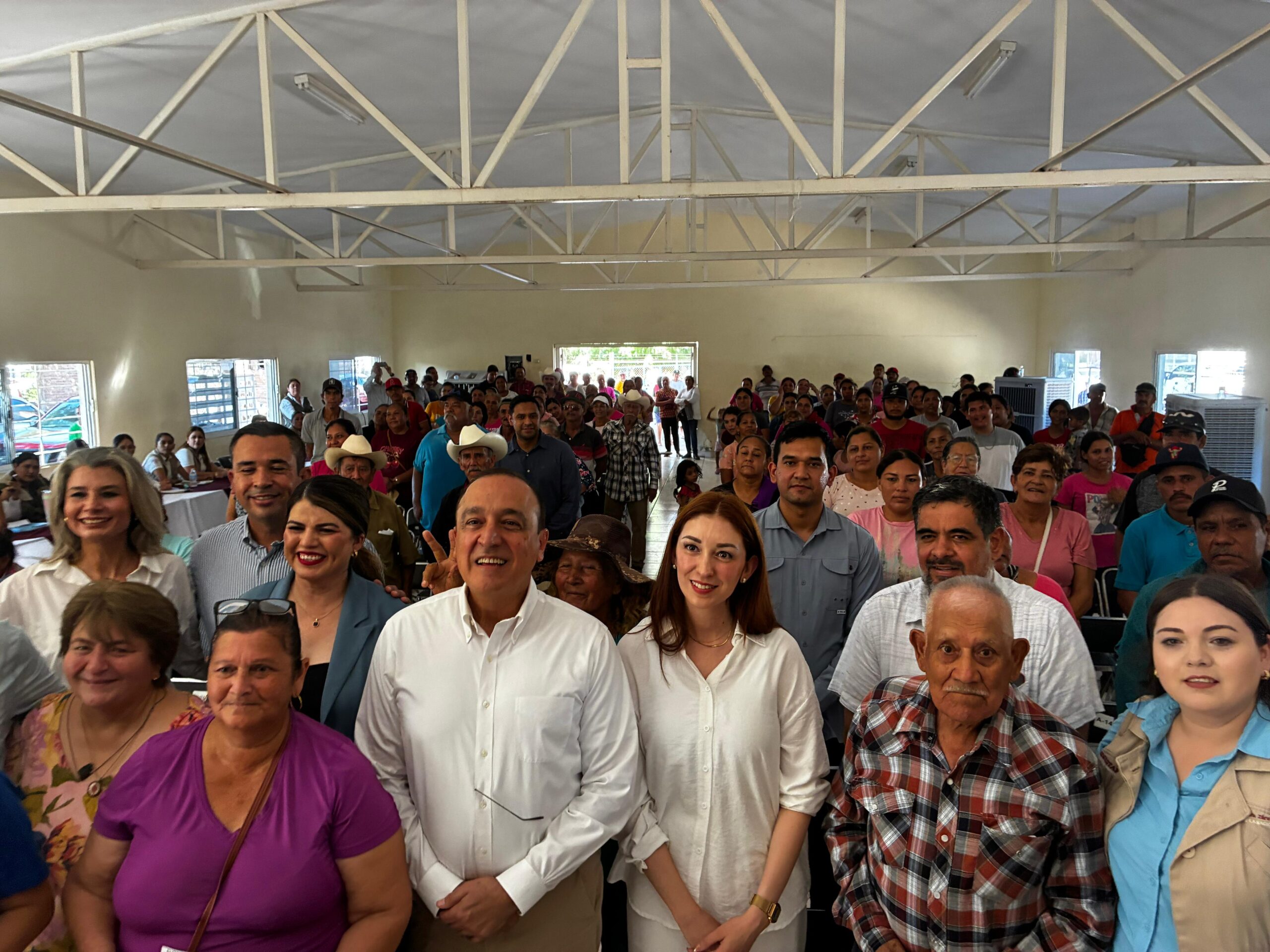 Antonio Menéndez en la entrega de apoyos para los damnificados por Lorena