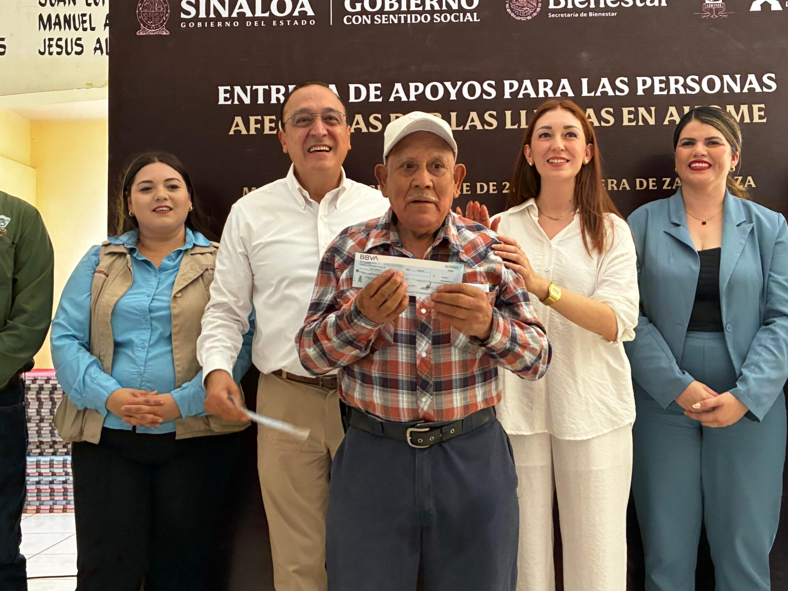 Antonio Menéndez en la entrega de apoyos para los damnificados por Lorena